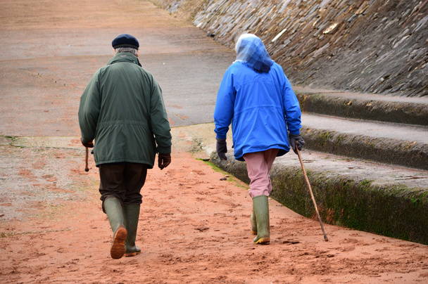 ouderen strand wandelaars - Foto, afbeelding