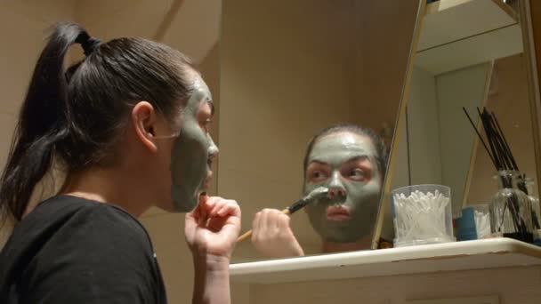 Дівчина викликає глиняну маску на обличчі
 - Кадри, відео