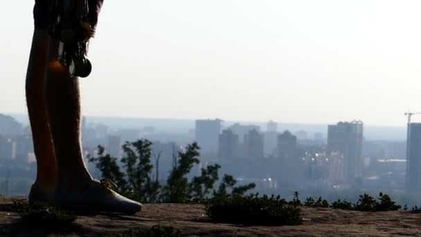 Jeune homme va avec des médailles dans une main et un paysage urbain à Montréal- mo
 - Séquence, vidéo