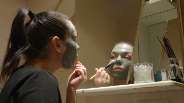 Meisje veroorzaakt klei masker op het gezicht - Video