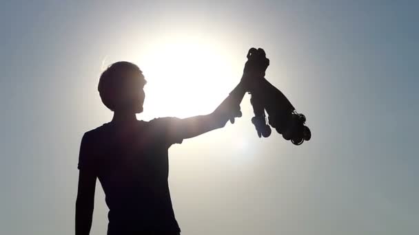 Νεαρός άνδρας κρατά μια δέσμη των νικητής μεταλλίων στο ηλιοβασίλεμα σε slo-mo - Πλάνα, βίντεο