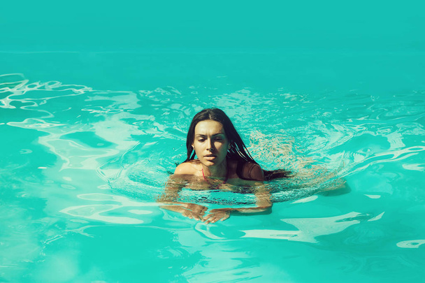 Model in pool - Foto, Imagem