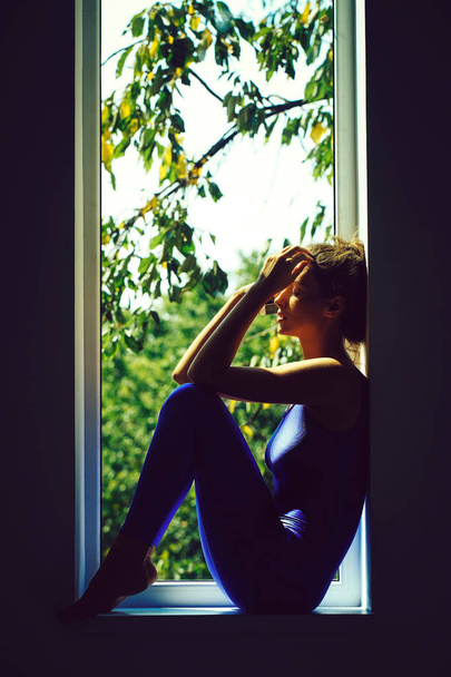 pretty sexy sporty woman on window - Foto, afbeelding
