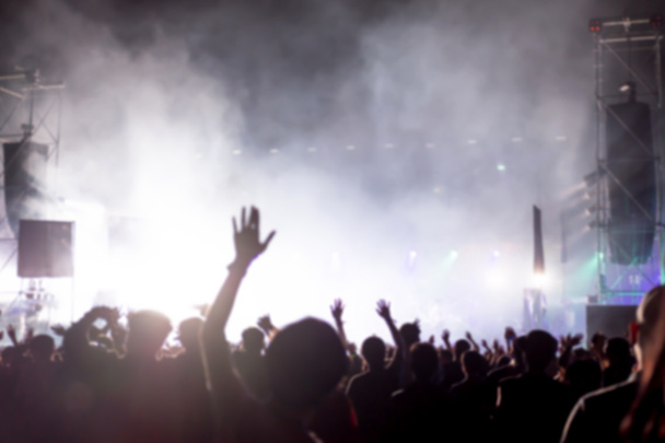 Elmosódott háttér: Bokeh világítás a éljenző közönség szabadtéri koncert - Fotó, kép