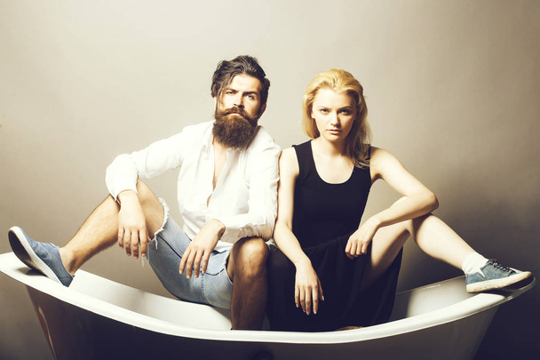 young couple on bathtub - Valokuva, kuva