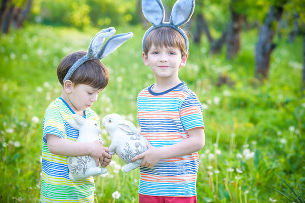 Δύο μικρά παιδιά αγόρια και φίλοι στα αυτιά λαγουδάκι του Πάσχα κατά τη διάρκεια της tra - Φωτογραφία, εικόνα