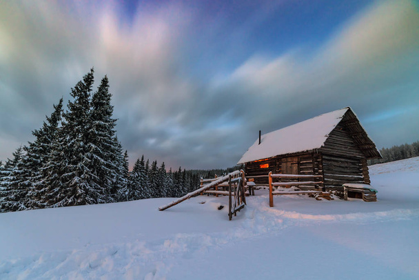 světlo v útulné chatě v zimě - Fotografie, Obrázek