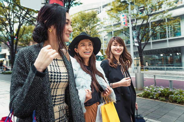 Women shopping in Tokyo - Foto, afbeelding
