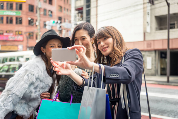 Women shopping in Tokyo - Foto, imagen