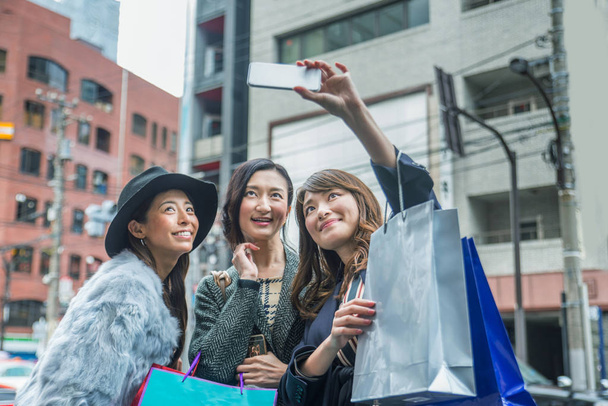 Women shopping in Tokyo - Foto, Imagen