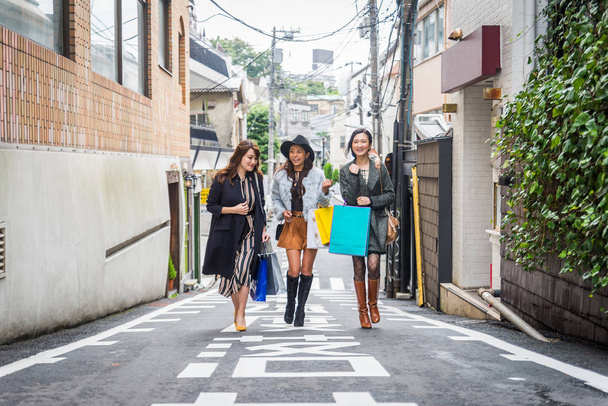 Women shopping in Tokyo - Foto, afbeelding