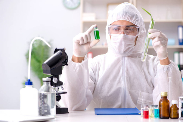 Biotechnologie wetenschapper chemicus werkzaam in het lab - Foto, afbeelding