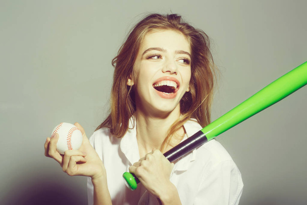 ziemlich sexy Frau mit langen Haaren hält grünen Baseballschläger - Foto, Bild