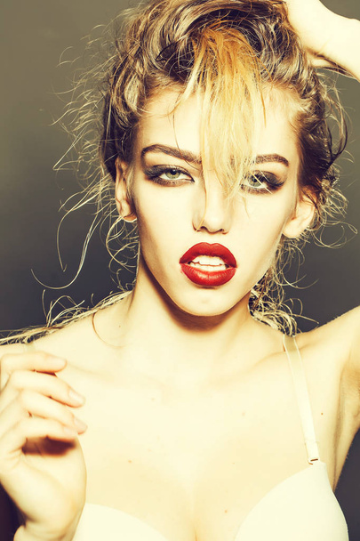 Pretty woman with red lips - Foto, afbeelding