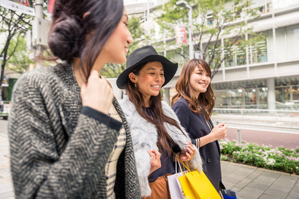 Women shopping in Tokyo - Φωτογραφία, εικόνα