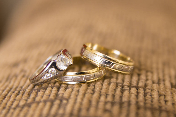 esküvő gyűrű. arany szalagok. gyűrűk. arany - Fotó, kép