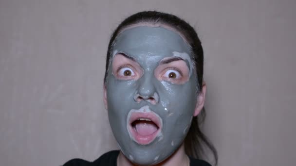 Девушка в глиняной маске на эмоциональном лице
 - Кадры, видео