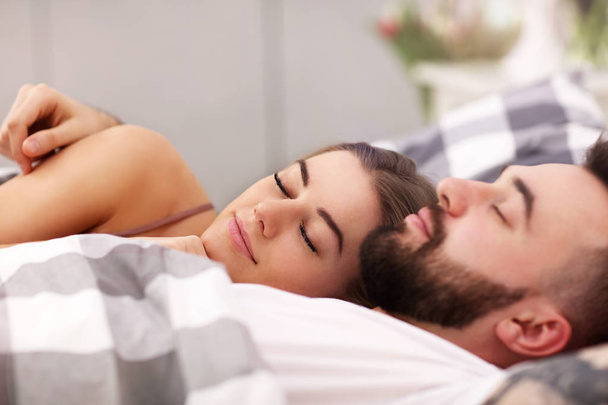 Ενηλίκων ελκυστικό ζευγάρι στο κρεβάτι - Φωτογραφία, εικόνα