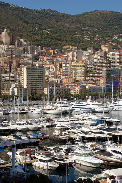 Γιοτ και ιστιοφόρα στο λιμάνι Hercule σε πόλη του Μονακό - Φωτογραφία, εικόνα