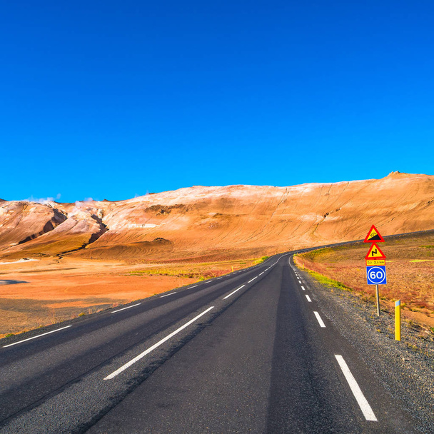 Изолированная дорога и исландский красочный пейзаж в Исландии
, - Фото, изображение