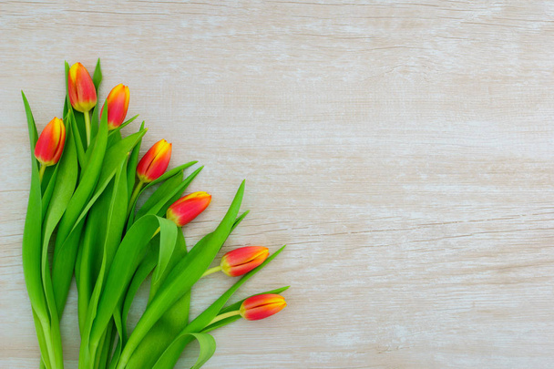 Journée des femmes. Bouquet de tulipes roses sur fond de planches de bois, espace de copie, vue de dessus
 - Photo, image