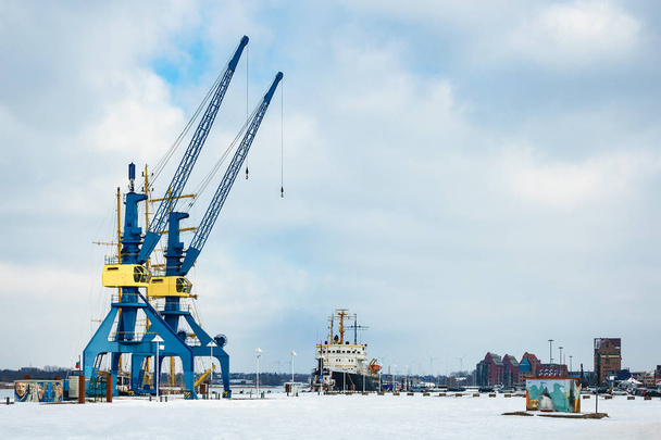 Зимнее время в городском порту Росток, Германия - Фото, изображение