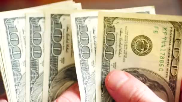 az ember kezét, számolás minket dollár-bankjegyek - Felvétel, videó