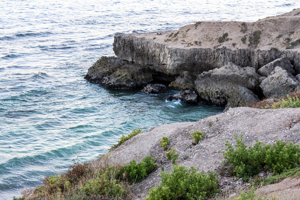 lato mare o vista mare della spiaggia dell'Oman acque profonde con rocce bellissime
 - Foto, immagini