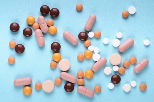diferentes tabletas mezclan montón de medicamentos píldoras cápsulas terapia médico gripe antibiótico farmacia medicina
 - Foto, imagen