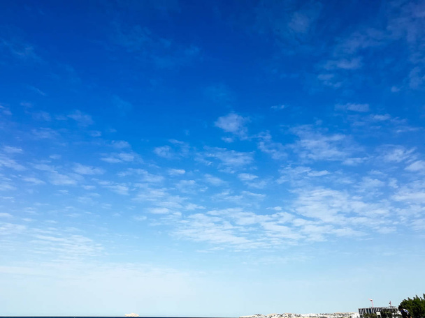 Ciel profond de la plage d'Oman couvert de nuages, ciel bleu avec fragilité
 - Photo, image