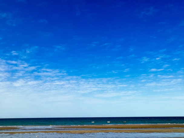 オマーン ビーチ ディープスカイ overcasted fainte が付いている雲、青い空と - 写真・画像