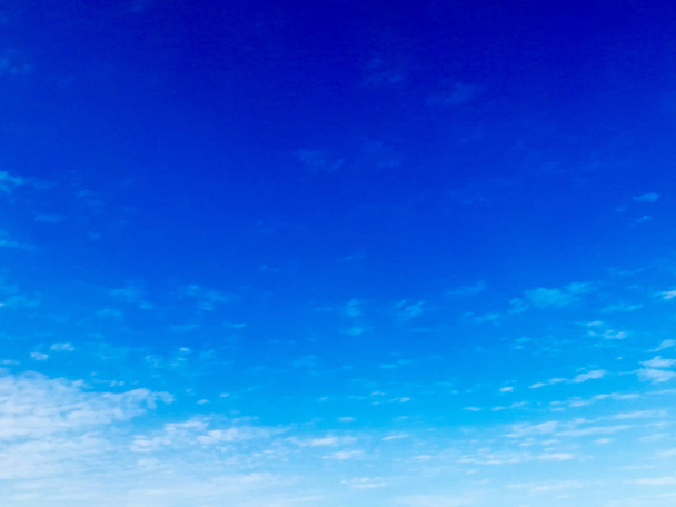 Derin Umman plaj gökyüzü overcasted bulutlar, mavi gökyüzü ile fainte ile - Fotoğraf, Görsel