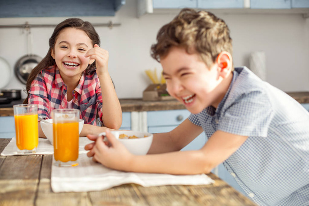 Happy little kids laughing at the table - Foto, imagen