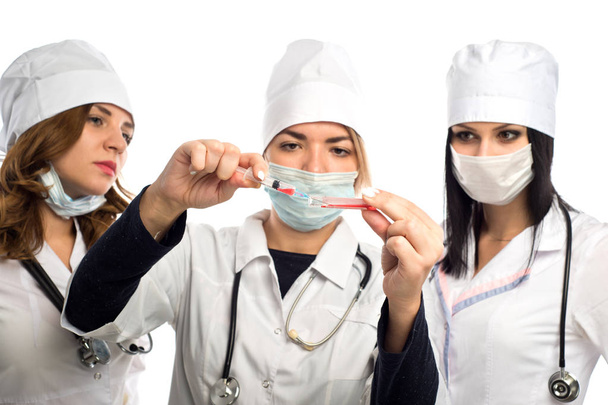 Valmistautuminen nuorten terveydenhuollon ammattilaisten antamaan injektioon
 - Valokuva, kuva