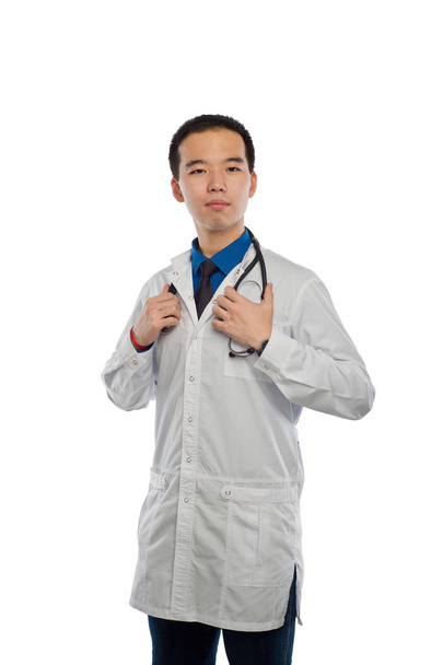 Un jeune médecin masculin en robe blanche
. - Photo, image
