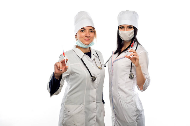 Felkészülés beadnak egy injekciót a fiatal egészségügyi dolgozók - Fotó, kép