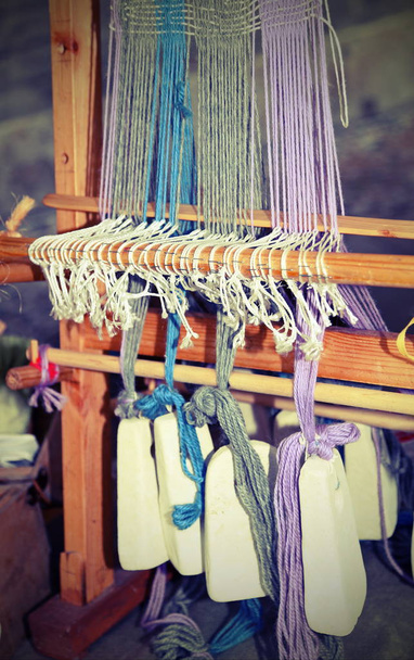 重装備でウール糸の織りの古代の木製フレーム - 写真・画像