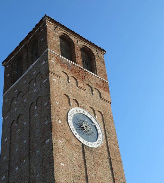 висока вежа з годинником Chioggia острів поблизу Венеції в Італії - Фото, зображення
