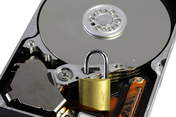 sfondo bianco e disco rigido di un computer con il lucchetto a
 - Foto, immagini