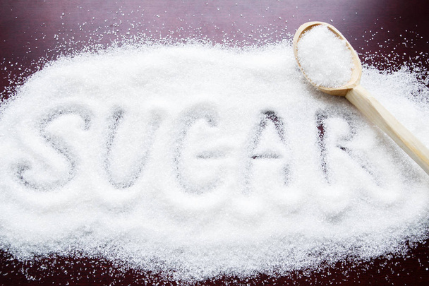 Açúcar de inscrição transformado em pilha de açúcar branco granulado
 - Foto, Imagem