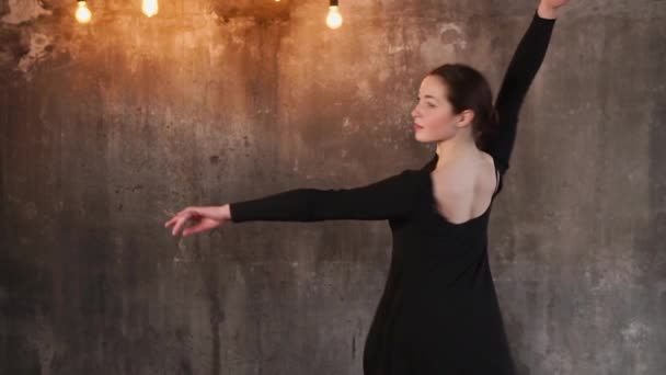 Adolescente dançando menina está em um estúdio de treinamento à noite
 - Filmagem, Vídeo