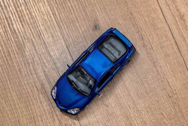 Carro de brinquedo modelo azul clássico na mesa de madeira
. - Foto, Imagem