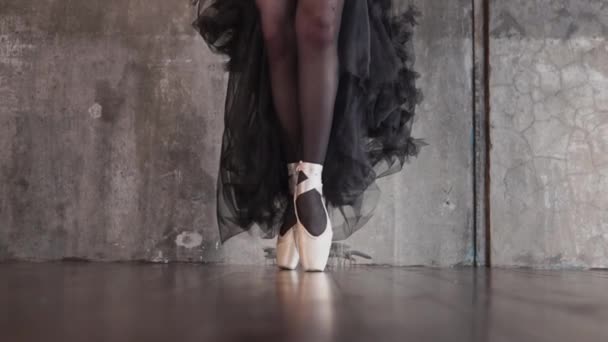 Ballerina steht auf Pointen und bewegt sich in Großaufnahme zur Kamera - Filmmaterial, Video