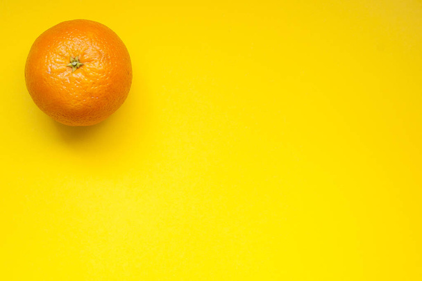Naranja naranja hermosa y jugosa en el fondo para fresco
 - Foto, imagen