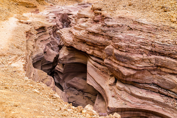 エイラート市、イスラエル共和国の近くの砂漠で赤い峡谷の岩 - 写真・画像
