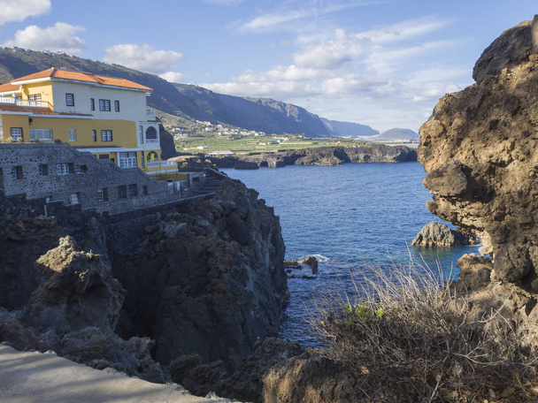 Вид на залив в деревне Сан-Маркос с острыми скалами и скалами и
 - Фото, изображение
