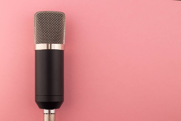Mikrofon na růžovém pozadí - Fotografie, Obrázek