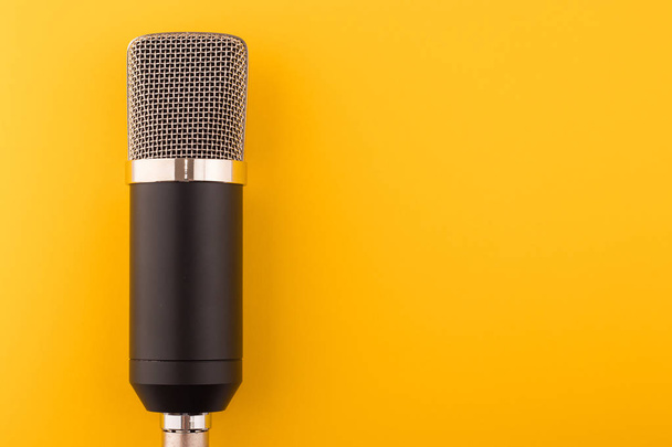 sarı arkaplanda mikrofon - Fotoğraf, Görsel