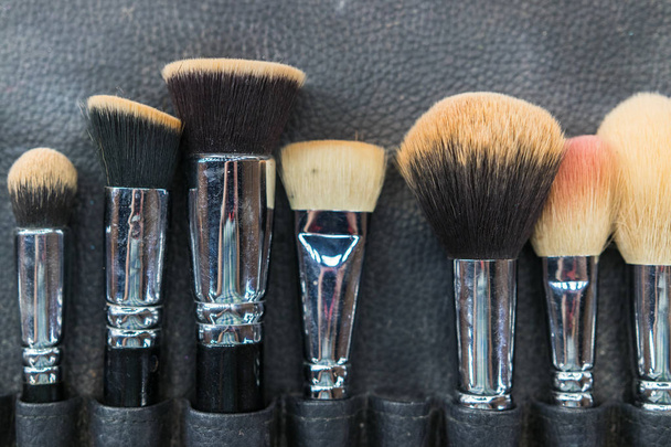 Cepillos de maquillaje profesionales sobre fondo oscuro
 - Foto, imagen