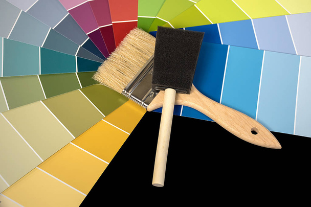 пінна щітка та інструменти для фарбування на барвистих чипах фарби
 - Фото, зображення